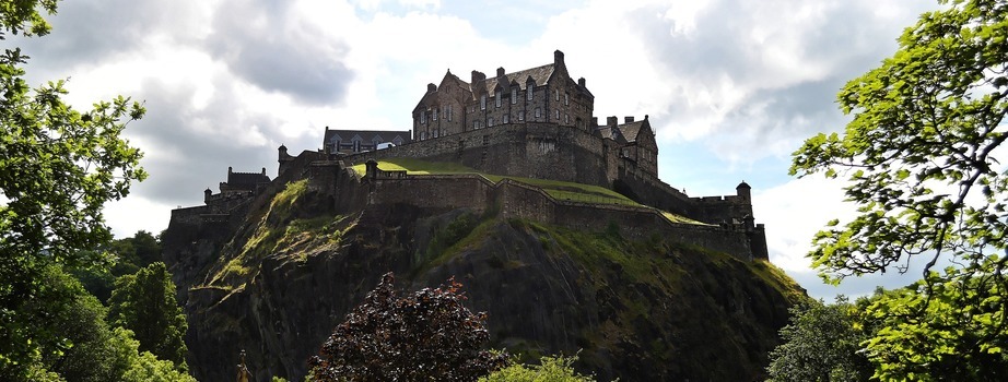 edinburgh-castle-Image by Kevin Phillips from Pixabay.jpg