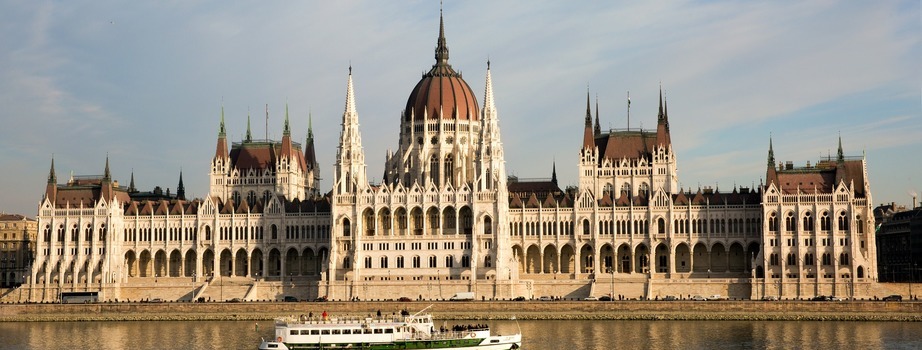 Budapest Parliament building Image by Hermann Traub from Pixabay.jpg